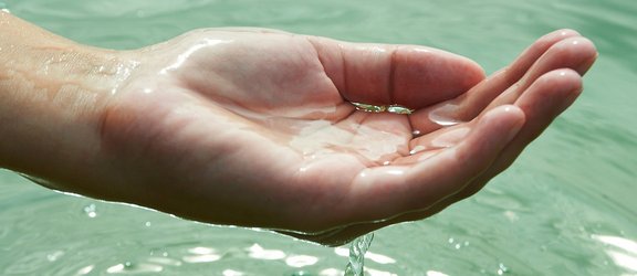 Hand und Wasser