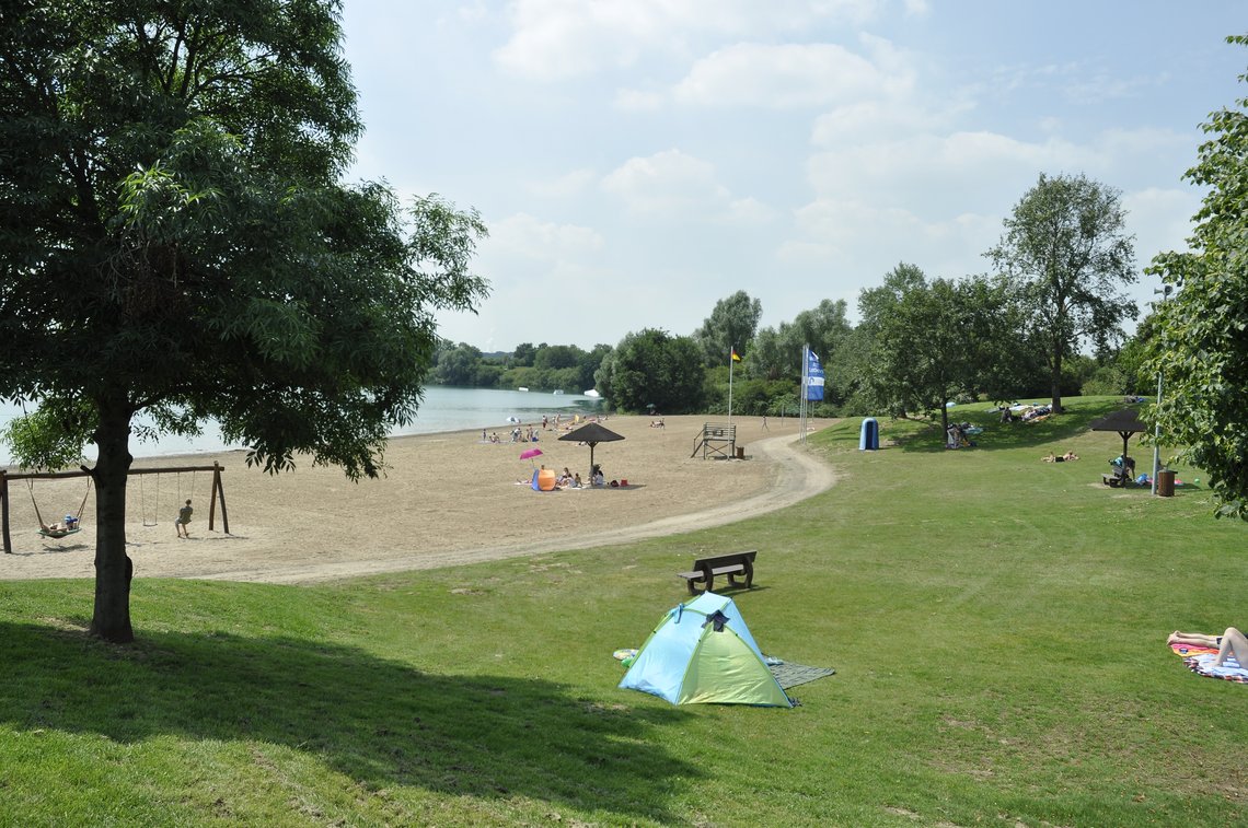 Ein Blick auf die Liegewiese und den See.